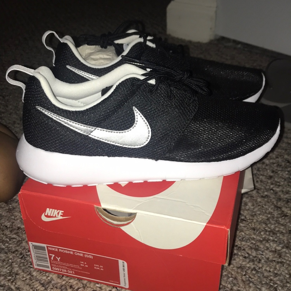 Nike Roshe One Size 7Y